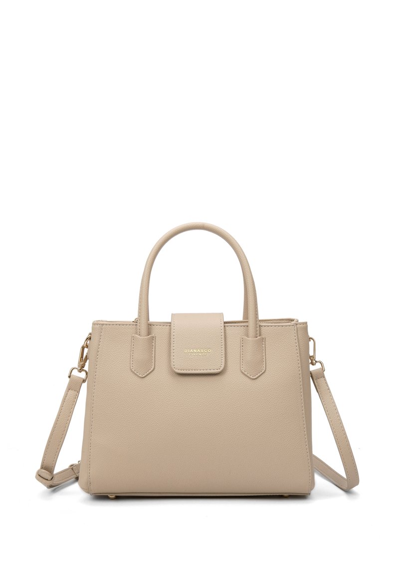 Borsa a mano in pelle beige con doppio manico, tracolla removibile, chiusura a pattina e dettagli in metallo dorato. Texture liscia, forma rettangolare.