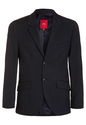 Blazer noir sur mesure avec deux boutons, col cranté, poches à rabat, poche poitrine et étiquette rouge de la marque s.Oliver à l’intérieur du col.