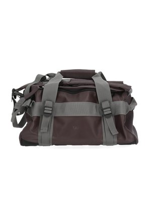 Borsa da viaggio marrone scuro con ampie cinghie grigie, fibbie e una cerniera superiore, mostrata su uno sfondo bianco.