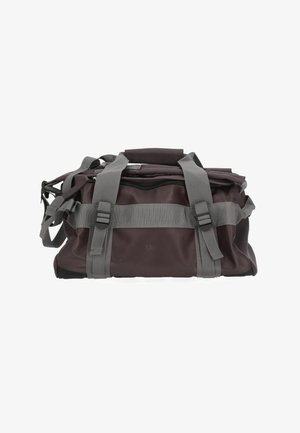 Borsa da viaggio marrone scuro con ampie cinghie grigie, fibbie e una cerniera superiore, mostrata su uno sfondo bianco.