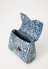 Borsa in denim blu con un design a motivi, caratterizzata da un logo metallico triangolare, chiusure a scatto e una forma strutturata. Interno nero.