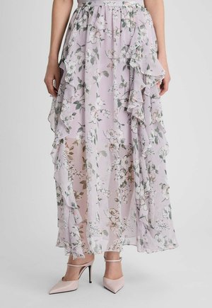 Bloemen lavendel maxi rok met gerimpelde lagen, gedragen met blush roze spitse hakken met enkelriem.