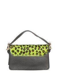 Borsa a mano in pelle nera con una patta in pelo leopardato verde, dotata di manico superiore e dettagli in metallo dorato. Forma rettangolare.
