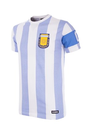 Wit en lichtblauw verticaal gestreept voetbalshirt met korte mouwen, met een geel-blauw schild op de borst en een blauwe aanvoerdersband.