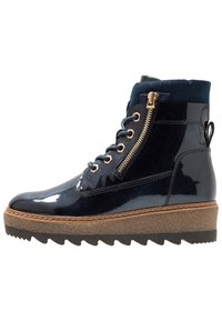 Stivaletti alla caviglia in pelle verniciata blu navy con suola piatta testurizzata, caratterizzati da hardware dorato e allacciatura frontale, completati da una zip laterale.