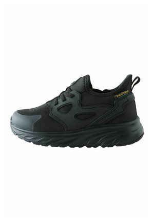 Czarny sportowy sneaker z grubą podeszwą, wiązaniem na sznurówki i pętelką na pięcie, z siateczkowymi i syntetycznymi nakładkami.