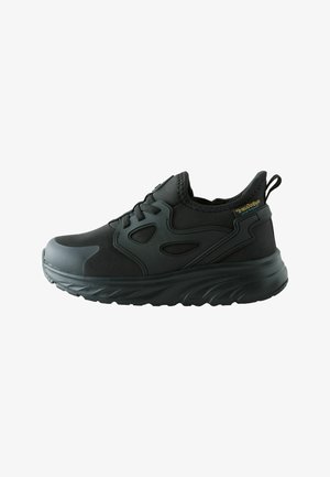 Czarny sportowy sneaker z grubą podeszwą, wiązaniem na sznurówki i pętelką na pięcie, z siateczkowymi i syntetycznymi nakładkami.