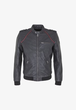 Veste en cuir noir avec une fermeture éclair à l'avant, surpiqûres rouges et poignets côtelés. Elle possède des épaulettes et plusieurs poches zippées.