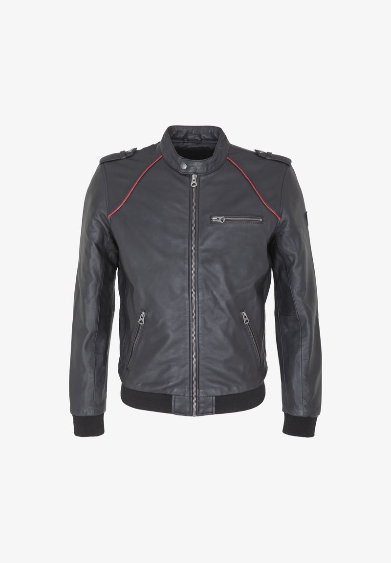 Veste en cuir noir avec une fermeture éclair à l'avant, surpiqûres rouges et poignets côtelés. Elle possède des épaulettes et plusieurs poches zippées.