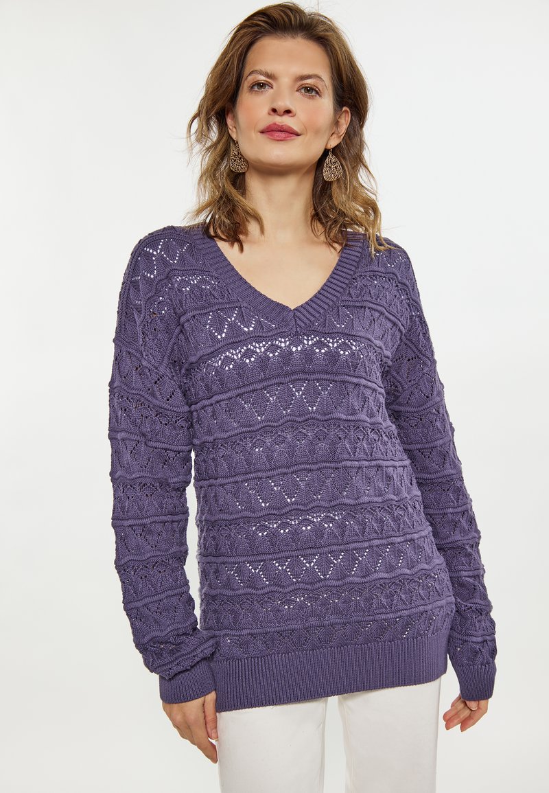 Maglione viola lavorato a maglia con scollo a V, caratterizzato da motivi a traforo, maniche lunghe e polsini e orlo a coste.