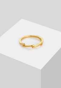Goldplattierter Metallring mit minimalistisches Design und ineinandergreifenden Gliedern. Glatte Oberfläche mit glänzendem Finish, Größe angegeben als 925.