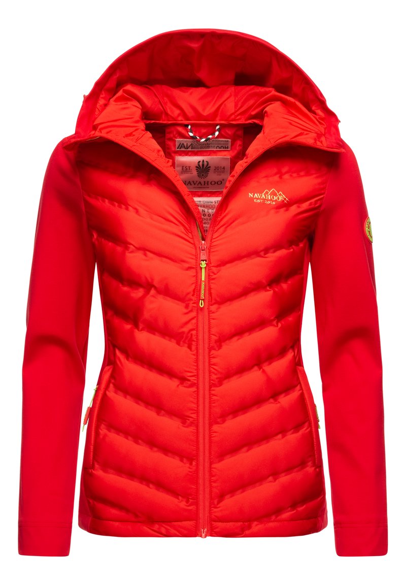 Rote gepolsterte Jacke mit Kapuze, mit Reißverschluss vorne, Chevron-Steppung, elastischen Bündchen und Seitentaschen. Logo auf der Brust.