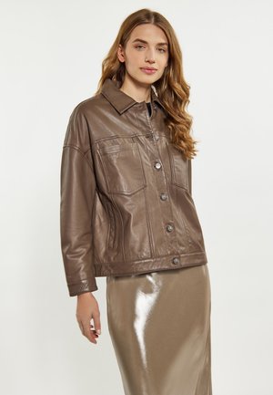 Braune Lederjacke mit einem kragenförmigen Halsabschluss, vorderem Knopfverschluss, zwei Brusttaschen und einem lässigen Schnitt. Glatte Textur und Oberfläche.