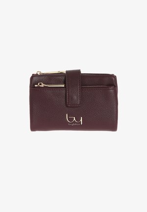 Portafoglio in pelle bordeaux testurizzata con tasca con cerniera, chiusura a tracolla e logo "byblos" dorato sulla parte anteriore.