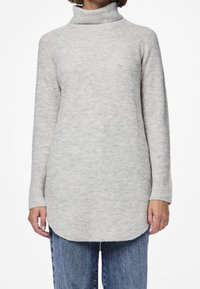 Szary sweter z dzianiny z wysokim kołnierzem, długimi rękawami i lekko zaokrąglonym dołem. Materiał wydaje się miękki z teksturowanym wykończeniem.