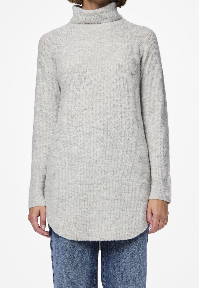 Szary sweter z dzianiny z wysokim kołnierzem, długimi rękawami i lekko zaokrąglonym dołem. Materiał wydaje się miękki z teksturowanym wykończeniem.