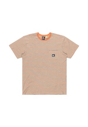 Gestreepte kortärmelige T-shirt in oranje en grijs, met een ronde halslijn en een linkse borstzak met een logopatch. Zachte stoftextuur.