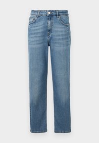 Jeans de mezclilla azul claro con corte recto, bolsillos frontales visibles, cierre de botón y un ligero desvanecimiento para darle textura.