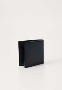 Portefeuille en cuir noir avec une finition texturée, comportant plusieurs fentes pour cartes et un design pliable en deux. Compact et de forme rectangulaire.