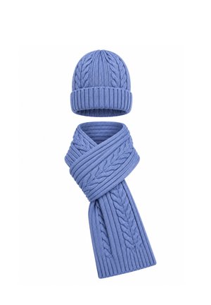Bonnet en laine bleu tricoté avec revers plié et écharpe en laine bleue assortie avec motif torsadé sur fond blanc.