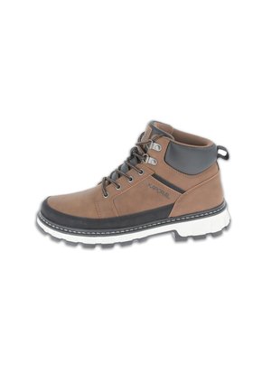 Botín de cuero marrón con acentos negros, diseño de cordones, superficie texturizada, cuello acolchado y una suela de goma gruesa blanca.