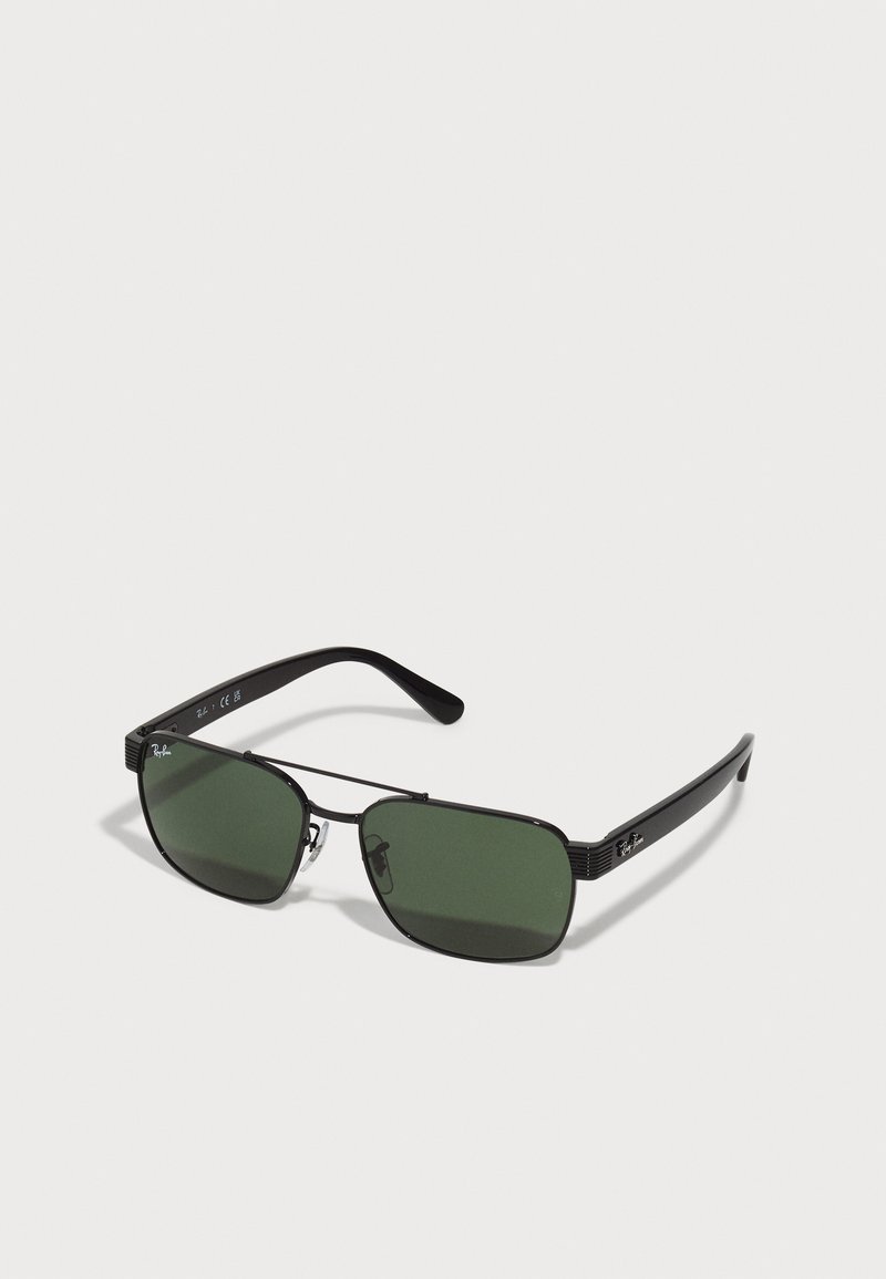 Ochelari de soare dreptunghiulari negri cu lentile verzi. Cadru subțire din metal cu laturi texturate. Logo-ul brandului vizibil pe tempuri. Design ușor.