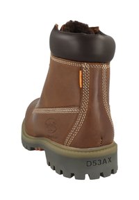 Stivaletto alla caviglia in pelle marrone con colletto imbottito marrone, cuciture bianche e suola in gomma. Presenta un logo sul lato e un accento arancione.