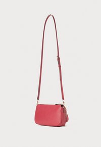 Borsa a tracolla rossa in pelle con superficie texturizzata, forma rettangolare, tracolla regolabile e dettagli in metallo dorato.