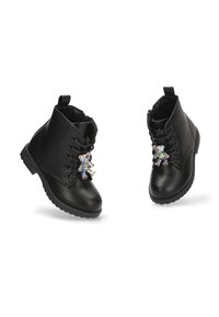 Botas de tobillo de imitación cuero negro con diseño de cordones, suela de goma y acento de charm de oso iridiscente en la parte delantera. Textura suave, forma volumétrica.