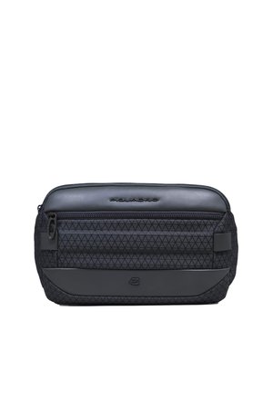 Bolsa negra compacta con patrón triangular texturizado, bolsillo delantero con cremallera y logo de la marca en la parte superior y panel inferior.