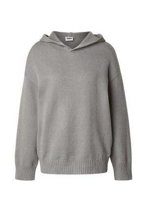 Grå, stickad hoodie med framficka, ribbade muddar och fåll, samt en rymlig, avslappnad passform. Tyget verkar mjukt och strukturerat.