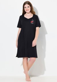 Abito da notte corto nero a maniche corte con scollo a V, caratterizzato da una grafica di ciliegie con testo. Tessuto morbido e vestibilità rilassata.