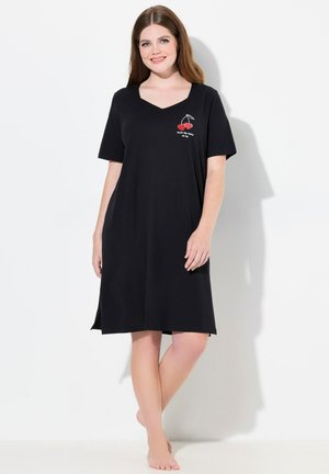 Camisón negro de manga corta con escote en V, que presenta un gráfico de cereza con texto. Tela suave y corte relajado.
