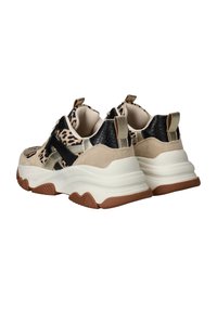 Chunky sneakers met een beige en zwart dierenprintontwerp, accenten van suede en textuurleer, en een dikke witte zool met een rubberen gumprofiel.