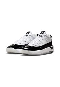 Hvide og sorte lavtop sneakers med perforerede sider, tykke hvide såler og runde, blanke sorte tæer, placeret side om side.