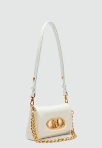Weiße Lederhandtasche mit goldener Kettenriemen, die einen auffälligen goldenen Logo-Verschluss auf der Vorderseite zeigt. Strukturierte Form mit glatter Textur.