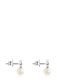 Srebrne kolczyki wkrętki z okrągłymi białymi perłami zawieszonymi na małej wypolerowanej metalowej pętli na białym tle.