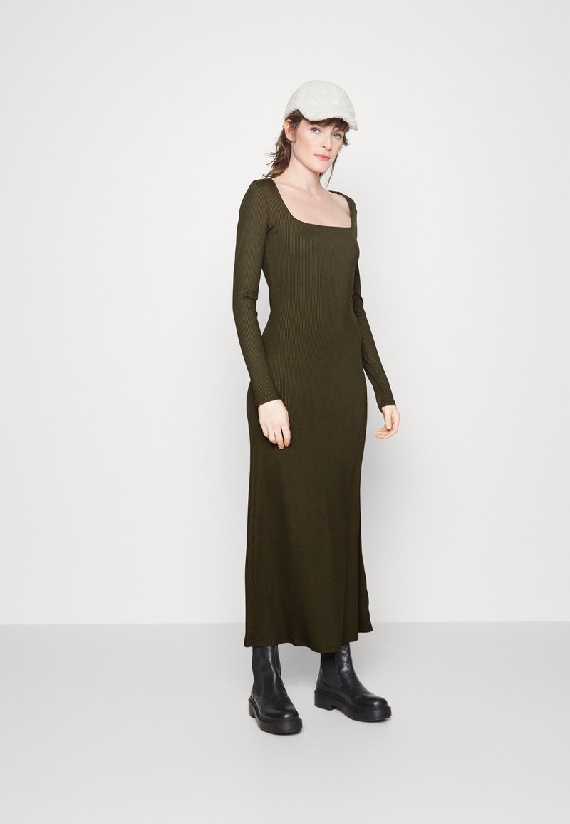 Abercrombie & Fitch NECK DRESS - Pletené šaty - grape leaf