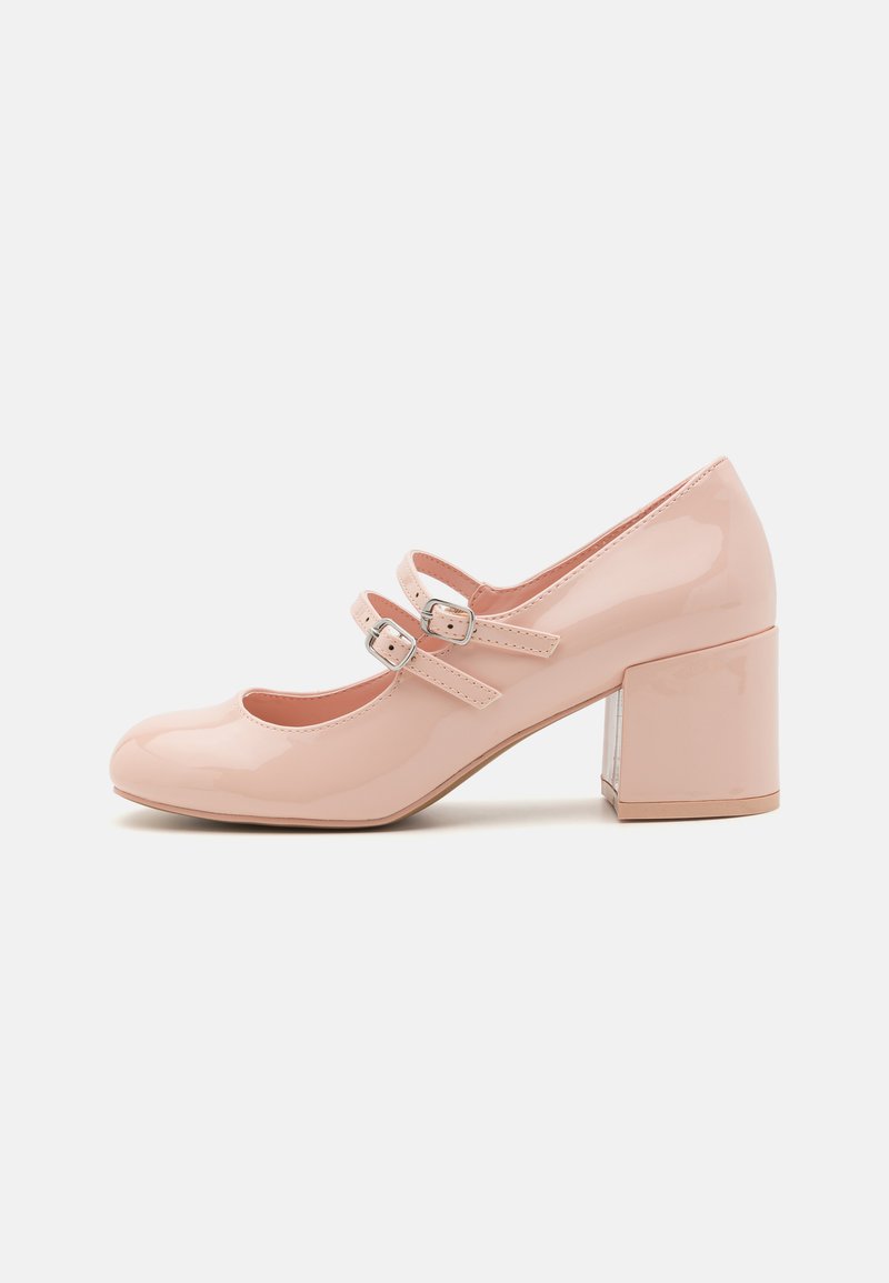 Pantofi cu toc înalt din piele patent roz, cu vârful rotund, două curele reglabile cu catarame și un toc bloc chunky, transparent.