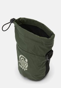 Saco de nylon verde com fecho de cordão, apresentando um bolso lateral em rede e um design de logotipo proeminente em branco. Superfície texturizada, forma cilíndrica.