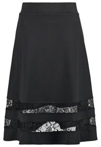 Musta hame, jossa on muotoiltu vyötärö ja kolme vaakasuoraa pitsipaneelia helman kohdalla. Pääkangas on sileä ja mattapintainen.