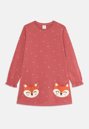 Langärmliges, staubiges rosa Kleid für Kinder mit kleinen weißen Blumenmustern und zwei lächelnden Fuchs-Gesichtern nahe dem Saum.