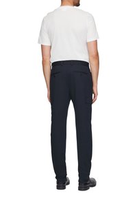 Marine cargobroek met twee zijzakken en twee achterzakken, gemaakt van een zachte stof, gecombineerd met een effen witte T-shirt met korte mouwen.