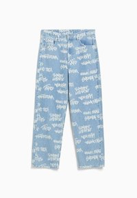 Ljusblå denimjeans med ett upprepade vitt graffitistiltryck. Löst snitt med rak benform och fransade fållar.