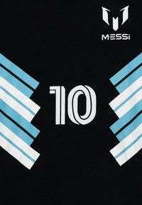 Fekete póló, középen fehér "10"-zel, mindkét oldalán kék és fehér diagonális csíkokkal, a "MESSi" logóval felette.