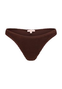 Bas de bikini texturé marron avec un design en tissu froncé. Il présente une coupe taille basse et une doublure intérieure lisse. Étiquette visible à l'arrière.