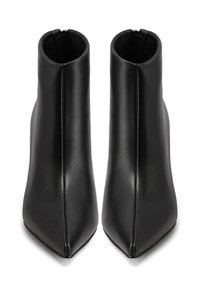 Stivali alla caviglia neri con punta affusolata e texture in pelle sintetica liscia. Presentano una chiusura con zip sul retro e un design elegante e minimalista.