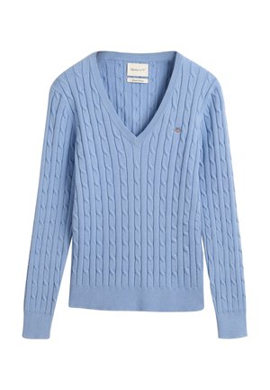 Pull en coton bleu clair avec un col en V, présentant un motif en maille torsadée et des poignets et un ourlet côtelés. Petit logo accentué sur la poitrine.