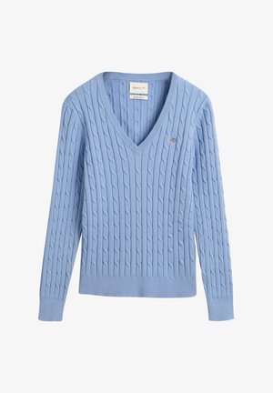 Pull en coton bleu clair avec un col en V, présentant un motif en maille torsadée et des poignets et un ourlet côtelés. Petit logo accentué sur la poitrine.