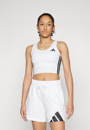 Débardeur de sport blanc avec un design à trois bandes noires et un logo. Associé à un short blanc avec un accent logo noir. Texture lisse.